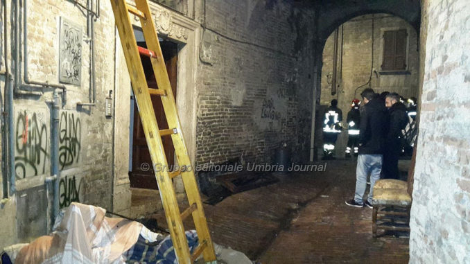 Scoppia incendio a Perugia, pompieri trovano cadavere [FOTO e VIDEO]