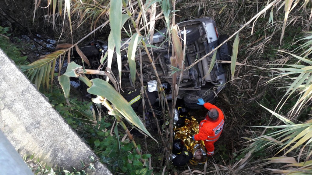 Incidente stradale, auto finisce in fosso nei pressi di Amelia - Umbria Journal il sito degli umbri