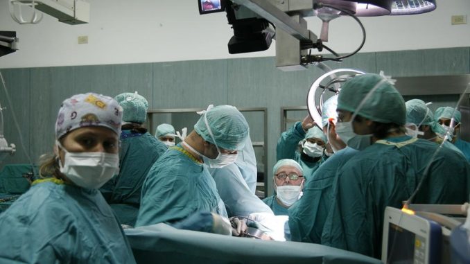 Bambina di un mese operata d’urgenza per un infarto intestinale, salvata