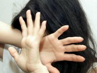 Tenta di soffocare la moglie, lei lo denuncia, succede a Perugia