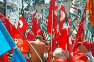 Bandiere-sindacati-Cgil-Cisl-e-Uil