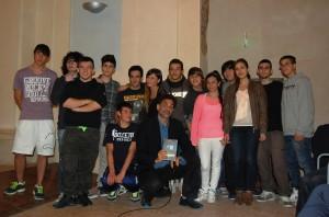 Gli studenti insieme allo scrittore Giovanni De Feo