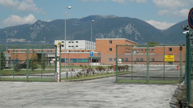 Detenuto incendia la cella del carcere, 6 agenti feriti a Terni