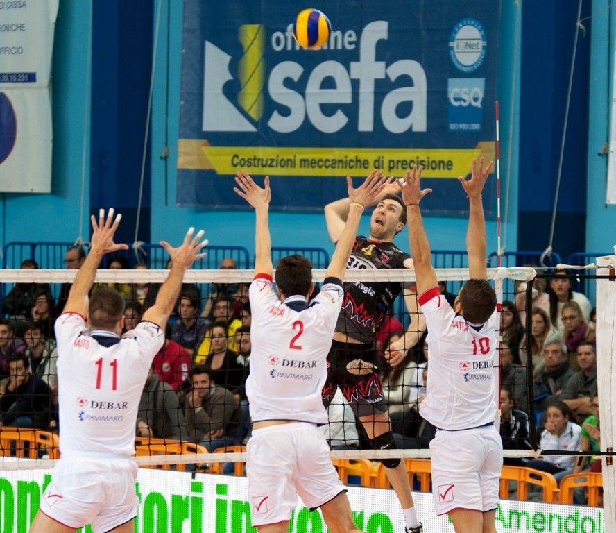 Petric "vola" contro il muro di Molfetta