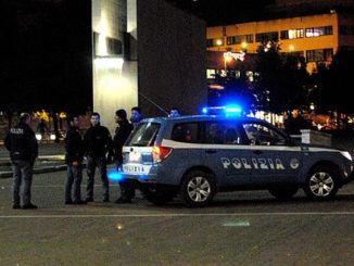 Tentano rapina su 2 ragazzi spruzzando spray al peperoncino