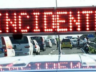 Camion di traverso sulla strada per Colfiorito, due feriti sulla Rato
