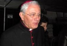 8-Il-Vescovo-Benedetto-Tuzia-da-il-via-alla-consegna-delle-frittelle-di-San-Giuseppe_
