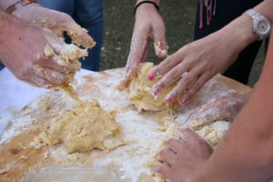 Al lavoro per preparare la tradizionale Torta di Pasqua