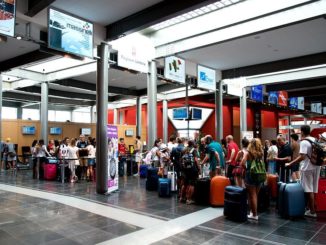 Terrorismo, controlli rafforzati in aeroporto, Sase: "Presentarsi 2 ore prima del volo"
