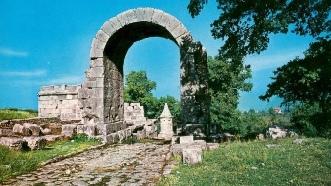 Al Teatro romano di Carsulae “IperZanzotto” e Neri Marcorè