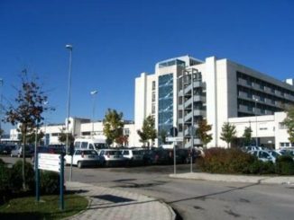 Si getta dalle scale antincendio dell'ospedale