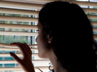 Picchia e minaccia di morte la compagna, arrestato stalker