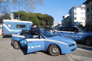 POLIZIAautoFURGONEcittà