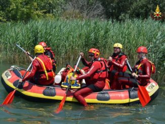 Vigili del fuoco soccorrono sette persone al Trasimeno, utilizzato gommone