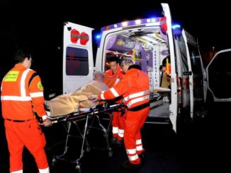 Due padri litigano, uno tira un pugno in faccia all'altro e tenta suicidio