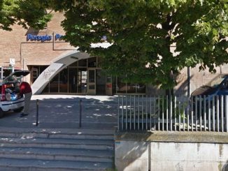 Ruba in negozio di abbigliamento, polizia arresta tunisino