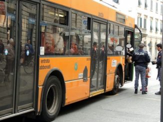 Risponde male a controllore autobus, ma la polizia lo arresta