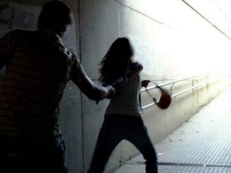 Picchia in strada la figlia e il fidanzato
