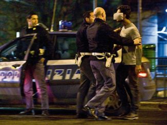 Aggredisce i poliziotti e ne ferisce uno, arrestato straniero ubriaco e violento