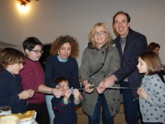 Al taglio del nastro, con i bambini intervenuti, Monica Grelli, Cristiana Casaioli e Marco Brilli