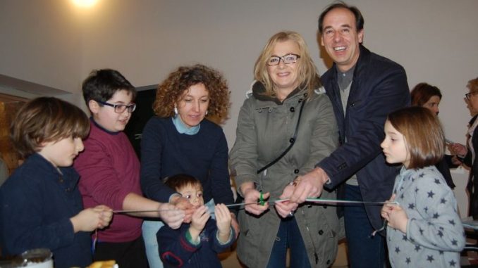 Al taglio del nastro, con i bambini intervenuti, Monica Grelli, Cristiana Casaioli e Marco Brilli