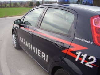 Riga la fiancata destra di due auto a Foligno, denunciata una donna