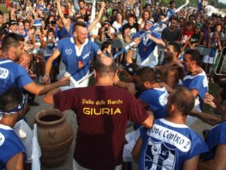 L'arrivo del Centro due con la portabandiera Elena Rossi
