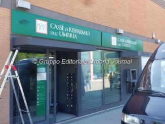 assaltano bancomat