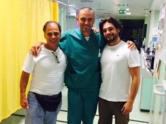 Familiari studentessa americana con medico