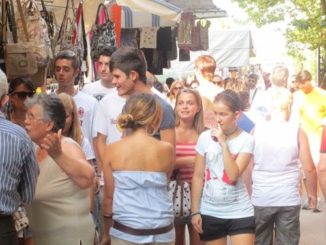 Saranno oltre 80 le bancarelle che daranno vita a La Fiera grande d'Estate, la mostra mercato in programma domenica 2 agosto a Torgiano. Si potranno trovare circa 60 banchi di articoli di abbigliamento (uomo, donna e bambino), intimo, calzature, pelletteria, casalinghi, biancheria per la casa, articoli da regalo e prodotti tipici locali.