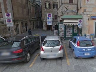Tunisini occupano appartamento