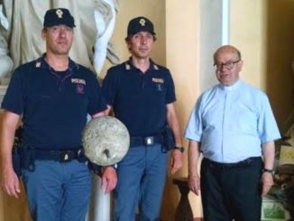 Sfera di marmo rubata a San Filippo Neri, ritrovata da polizia di Perugia. Era stata trafugata nei giorni scorsi in via dei Priori a Perugia