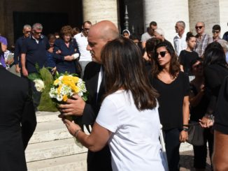 Funerale di Stefano Tortoioli, tanti in basilica per l'ultimo saluto