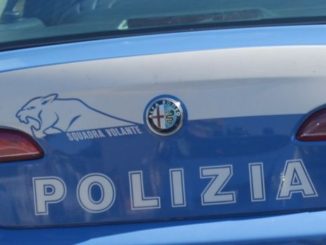 Commessa ruba lucidalabbra nel negozio dove lavora