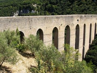 Giovane polacca si toglie la vita lanciandosi dal Ponte delle due Torri