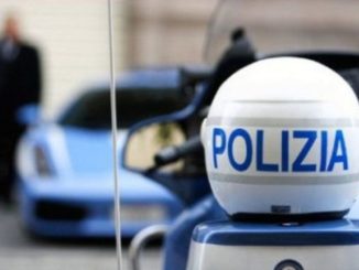 Annuncia suicidio a figlio con sms, polizia lo blocca e lo salva
