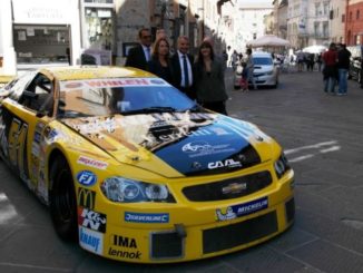 Roberto Papini, Carmelo Campagna, Giovanna Chiuini, Giorgio Alberton, Francesca Pasquino, Fabio Paparelli davanti alla stock car di Cheever III