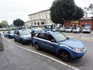 Urla di una donna fanno intervenire polizia
