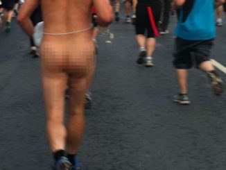 Nudo in strada con una mazza da baseball