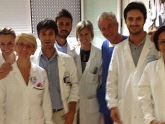 Ubriaco si infila braccialetto in un occhio, operato