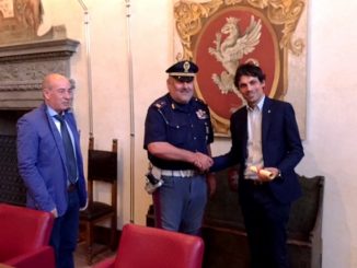 Sindaco Romizi premia sovrintendente capo Polizia Stradale Patacca