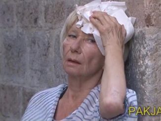Sasso si stacca dall'arco in via dei Priori, turista ferita alla testa