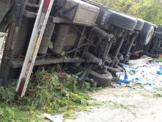 Si ribalta Tir, autista muore schiacciato nella cabina
