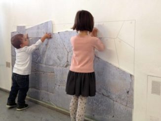 Centinaia di bambini hanno invaso i musei con le loro famiglie
