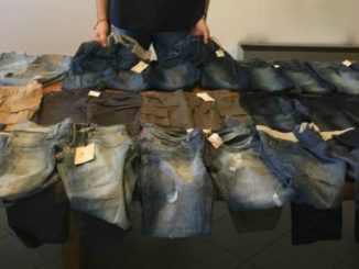 Cento capi di abbigliamento nascosti in casa, denunciato
