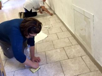 Genitori fanno manutenzione alla scuola di Olmo