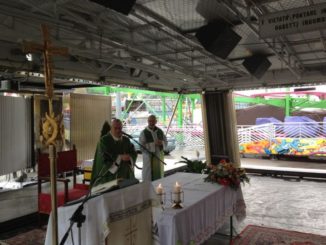 Cardinale Bassetti celebra messa con le famiglie del Luna Park