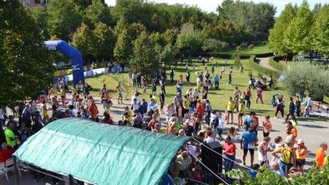Una bella giornata di sole con una temperatura mite ha salutato i quasi 900 partecipanti alla ventunesima edizione della corsa podistica Porta un amico pianteremo un albero