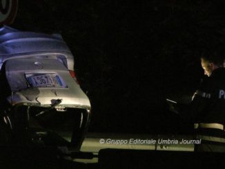 Incidente sulla Centrale Umbra, auto si ribalta, un ferito
