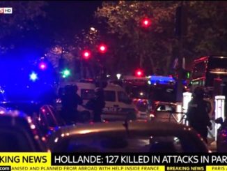 Attentati Parigi: bandiere italiana e francese a Palazzo Donini